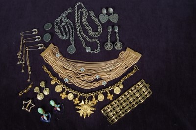 Lot 155 - A general group of 1980s jewellery, including...