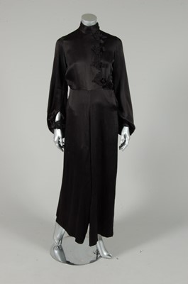 Lot 189 - A rare Mainbocher couture satin pyjama-style...