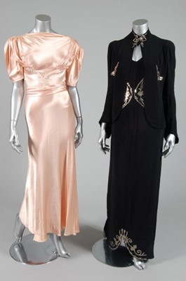 Lot 206 - A stylish black moss crepe evening gown and...