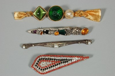 Lot 245 - A large group of assorted brooches, mainly...