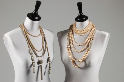 Lot 257 - A group of mainly pearl and chain link...