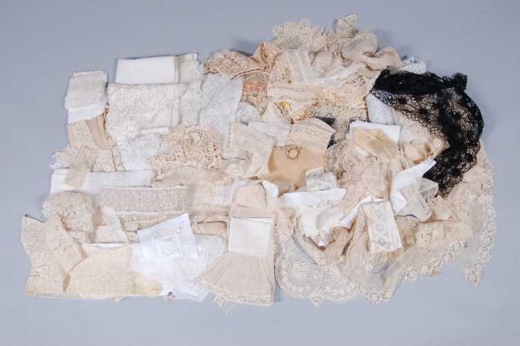 Lot 422 - A general collection of lace, 19th and early