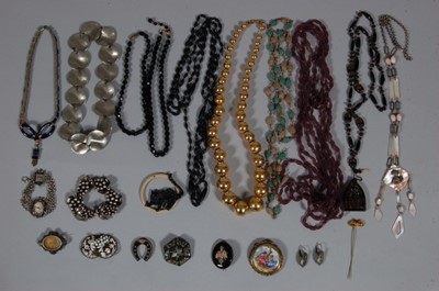 Lot 83 - A collection of costume jewellery, including...