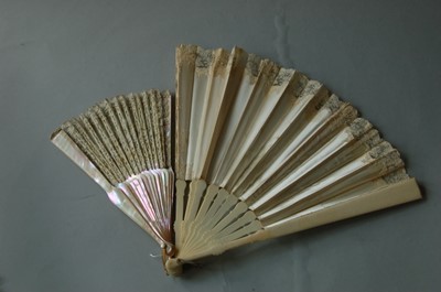 Lot 367 - A Brussels point de gaze and bobbin lace fan,...