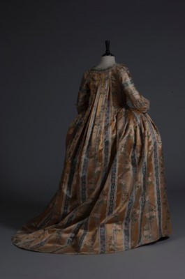 Lot 40 - A brocaded apricot robe à la française, circa...
