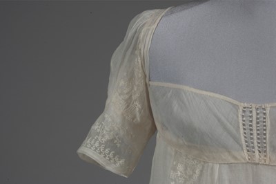 Lot 47 - A fine muslin gown, circa 1800, with narrow...