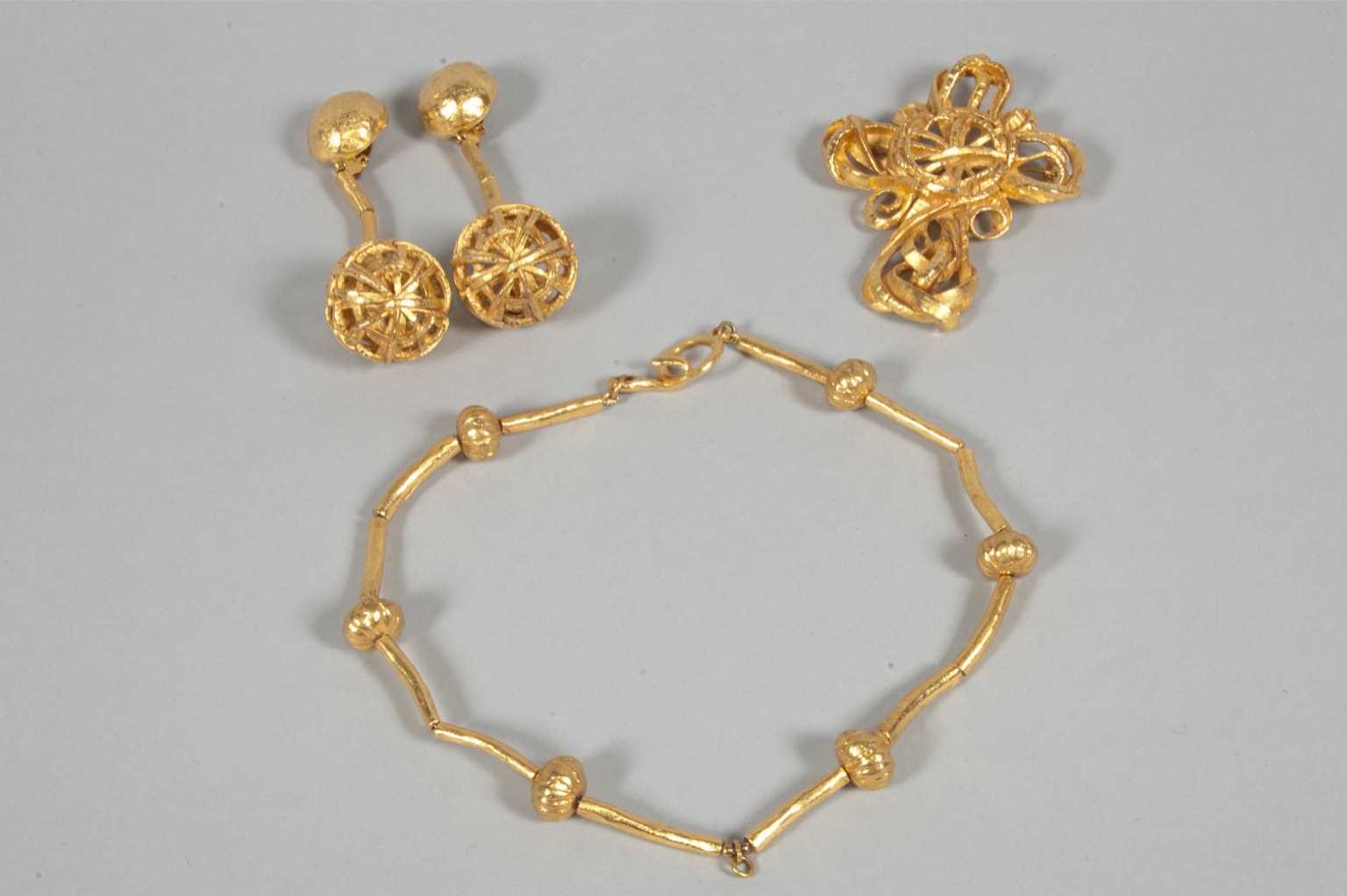 Lot 19 - A Christian Lacroix parure, 1980s, comprising:...