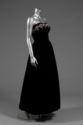 Lot 122 - A Dior London black velvet ball gown, circa...