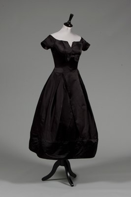 Lot 121 - A fine Jacques Heim couture black satin...