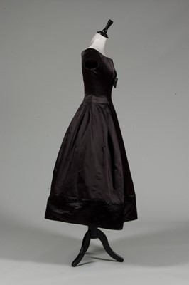 Lot 121 - A fine Jacques Heim couture black satin...