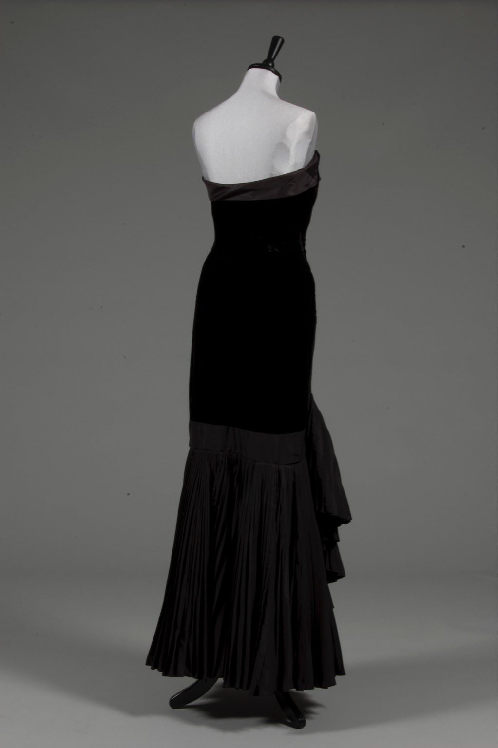 Lot 120 - A rare Marcel Rochas couture black velvet