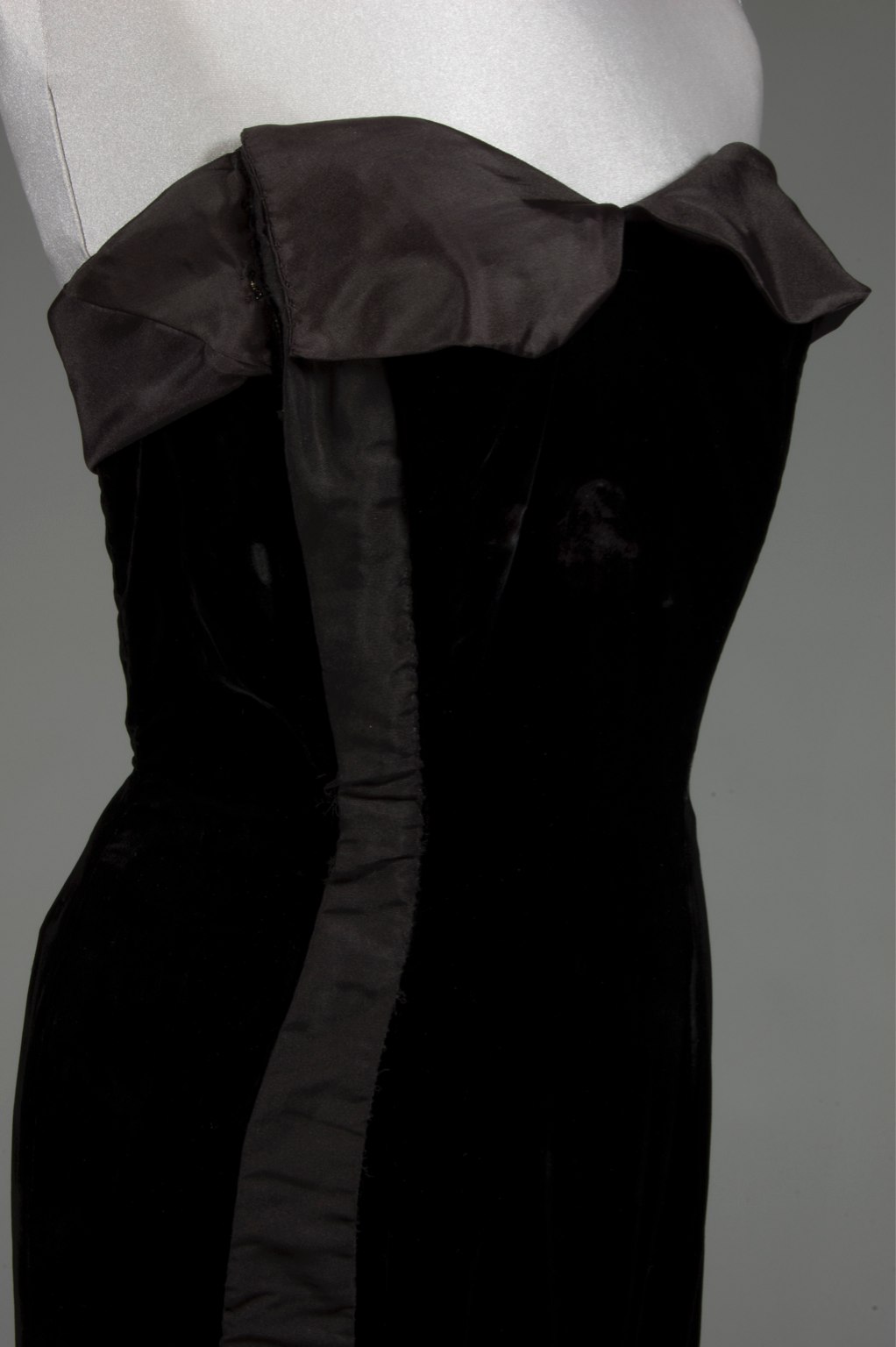 Lot 120 - A rare Marcel Rochas couture black velvet