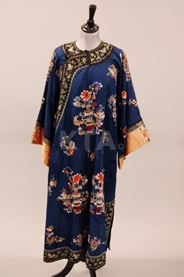 Lot 293 - An embroidered ladies informal robe, chang-gu,...