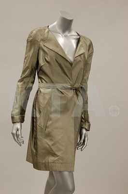 Lot 364 - A Roland Mouret dove grey slubbed silk coat,...