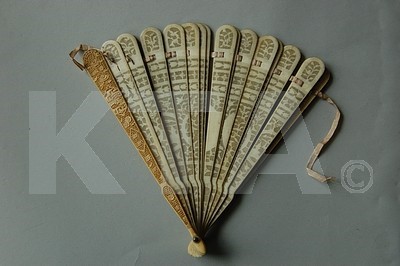 Lot 370 - A finely pierced and carved ivory brisfan,...