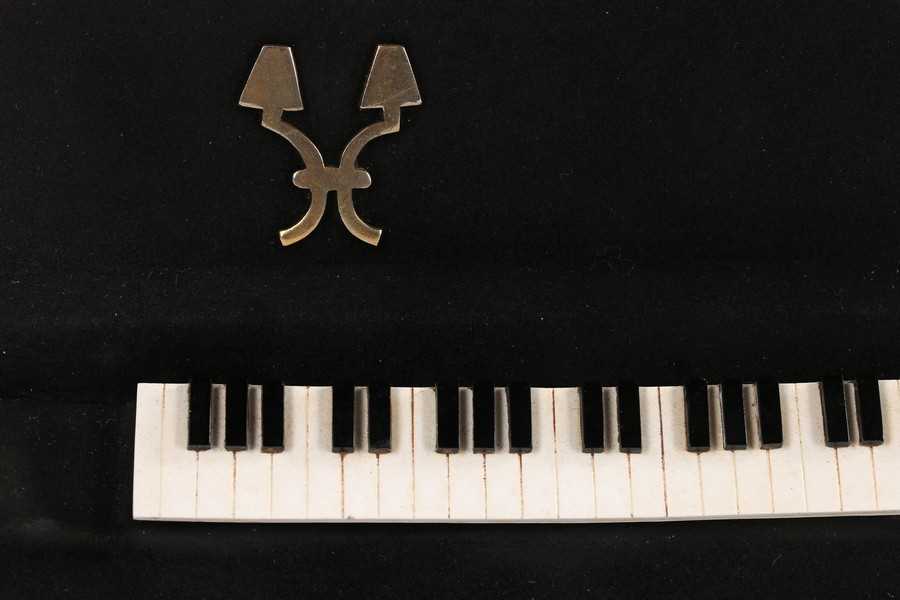 Lot 3 A rare Anne Marie novelty 'Piano' handbag,