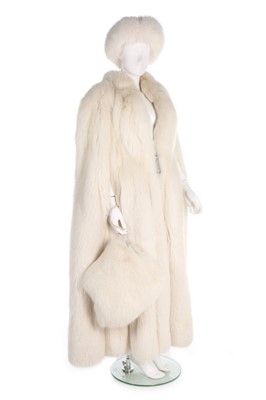 Lot 13 - A Bonnie Manfred Bogner arctic fox fur cape,...