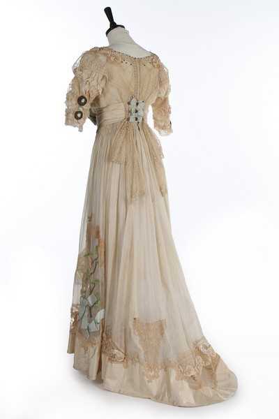 Lot 43 - A bridal or reception gown, attributed to