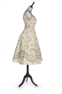 Lot 89 - A Pierre Balmain couture embroidered cocktail...