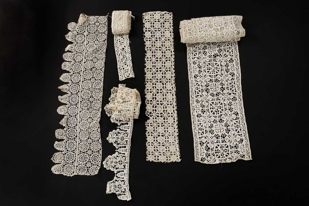Lase Collection Lot 425 - An interesting collection of lace, 17th,