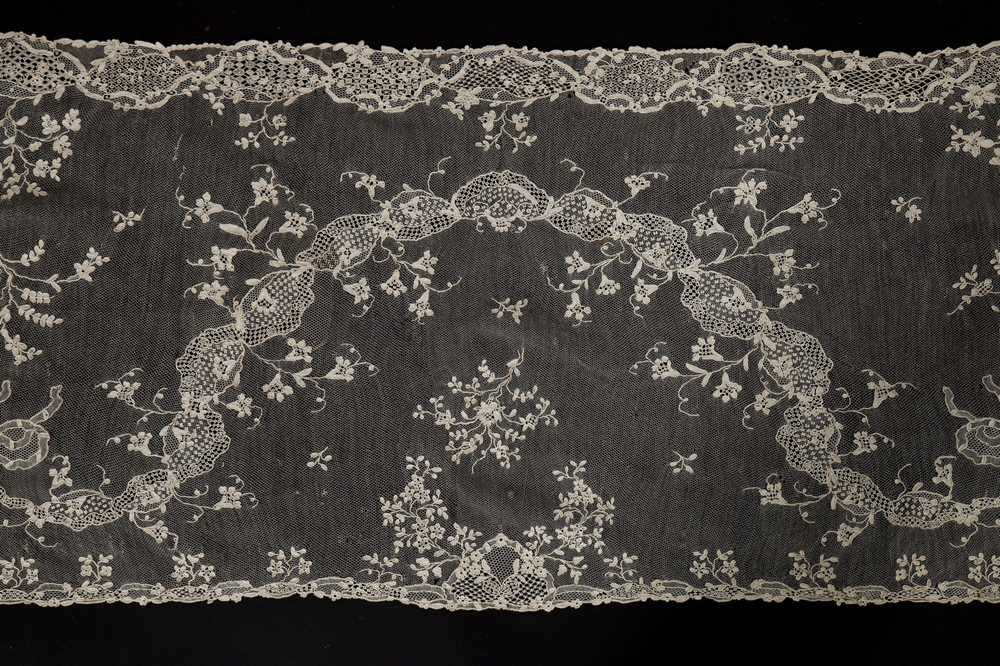 Lot 427 - A Point d'Alencon stole, 1780-1800, with...