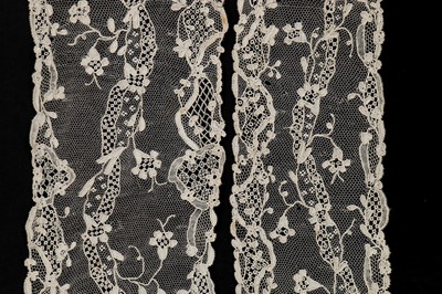 Lot 427 - A Point d'Alencon stole, 1780-1800, with...