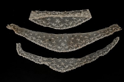 Lot 427 - A Point d'Alencon stole, 1780-1800, with...