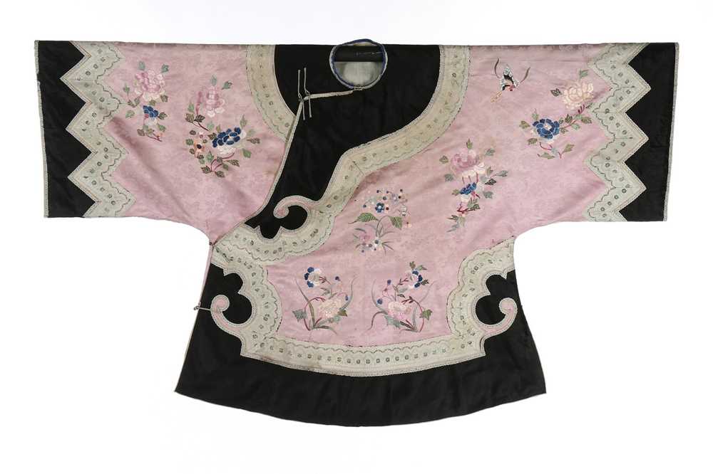 Lot 500 - A pale lavender damask informal robe, chang-fu,...