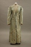 Lot 87 - A Japanese embroidered silk deshabillé gown,...
