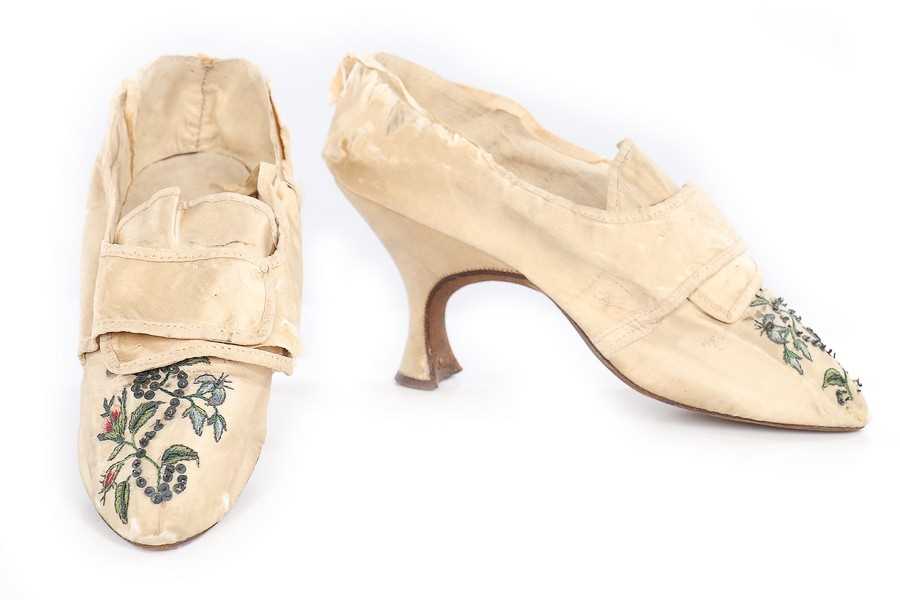 Lot 86 - A pair of embroidered satin ladies shoes,...