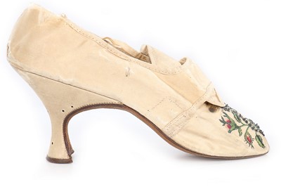 Lot 86 - A pair of embroidered satin ladies shoes,...