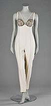 Lot 470 - A Gianni Versace ivory silk crêpe evening cat...
