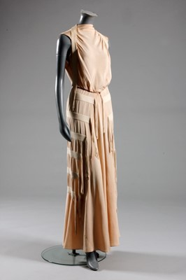 Lot 128 - A Molyneux couture pale pink crepe evening...