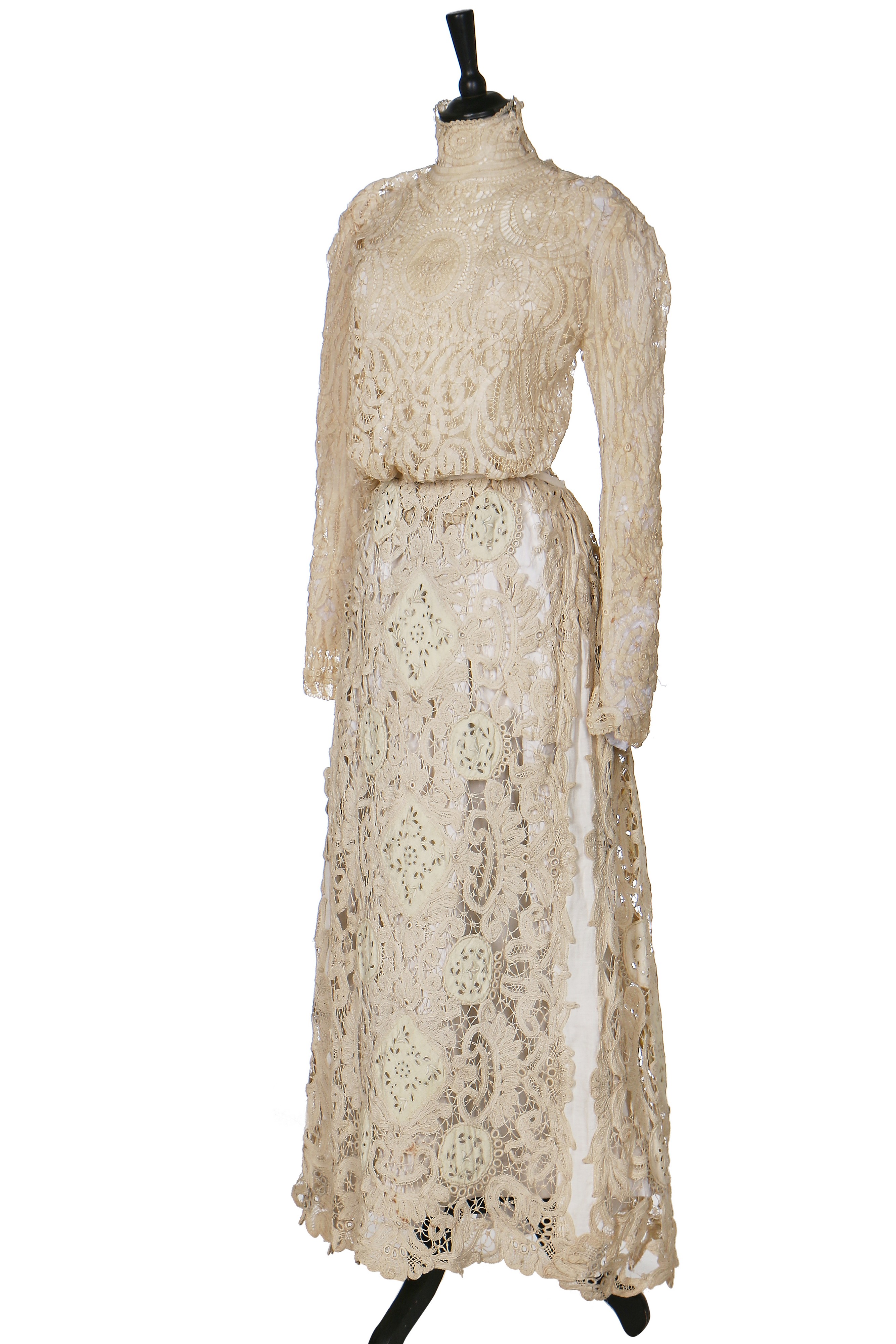 Lot 351 - A group of ivory tape lace and other