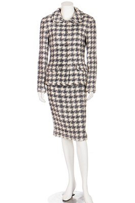 Lot 229 - A Chanel houndstooth tweed suit, A/W 1998-99 RTW