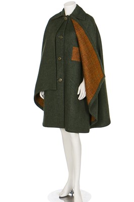 Lot 257 - An Hermès Paris 'Boutique Sport' green tweed cape, 1960s