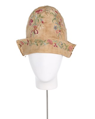 Lot 80 - A gentleman's embroidered linen undress cap,...