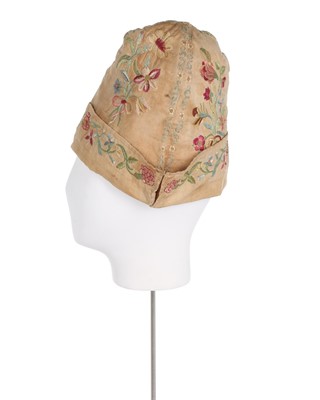Lot 80 - A gentleman's embroidered linen undress cap,...