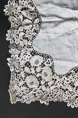 Lot 271 - A quantity of useful mixed lace, mainly late 19th-early 20th century