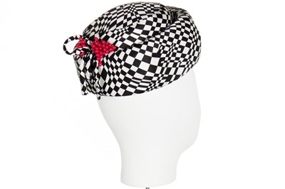 Lot 116 - A Del Frate Op Art monochrome printed silk faille hat, late 1960s