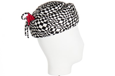 Lot 116 - A Del Frate Op Art monochrome printed silk faille hat, late 1960s
