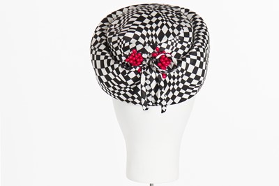 Lot 116 - A Del Frate Op Art monochrome printed silk faille hat, late 1960s