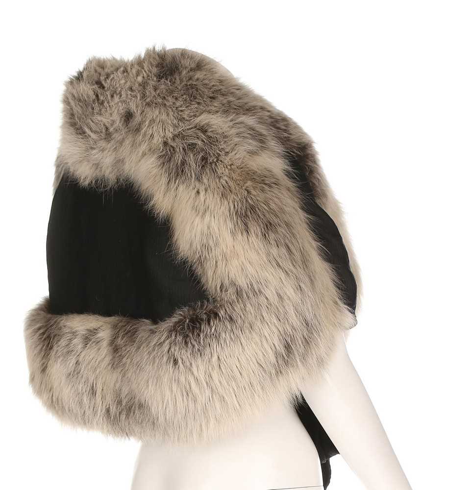 Lot 120 - An Elsa Schiaparelli silver fox fur capelet,