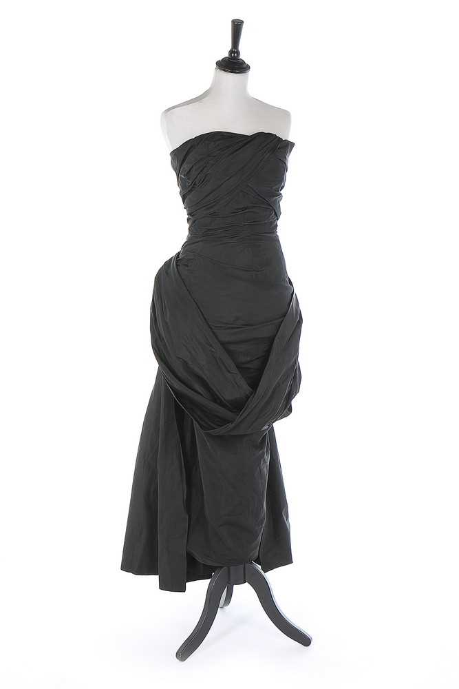 Notable hélice Sesión plenaria Lot 136 - A Balenciaga couture black silk taffeta