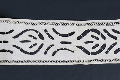 Lot 260 - A large group of useful mixed lace, mainly edgings, mostly 19th-20th centuries