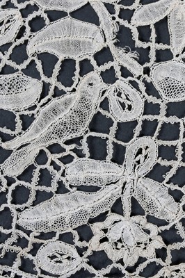 Lot 259 - A group of mixed lace, mainly 19th century