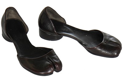 Lot 63 - A pair of Martin Margiela brown-black leather 'Tabi' shoes, possibly 1990s