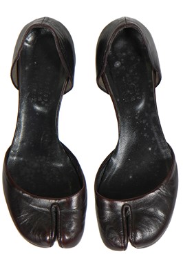 Lot 63 - A pair of Martin Margiela brown-black leather 'Tabi' shoes, possibly 1990s