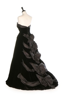 Lot 160 - A Pierre Balmain couture black velvet ballgown,...