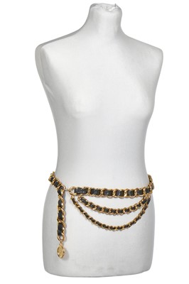 Lot 17 - A Chanel chunky gilt chain belt woven with leather, circa 1987